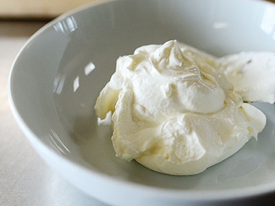 сметана в мисці