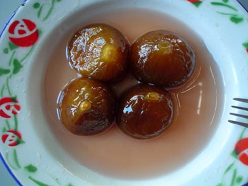 консервований інжир на тарілці