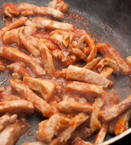 обсмажуємо м'ясо на сковороді