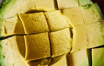 нарізаємо на кубики авокадо