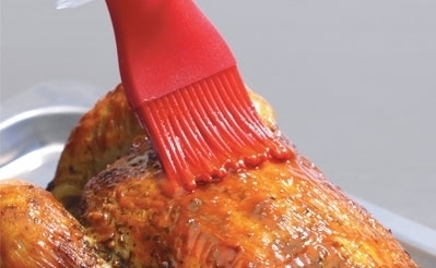 змащуємо курку маринадом