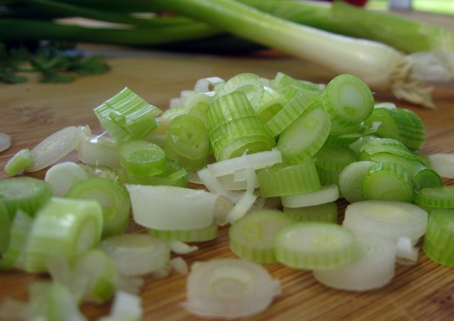 подрібнюємо зелений лук