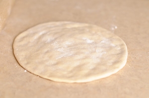 розкачуємо корж з тіста