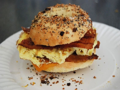 багель з сиром і смаженою салом