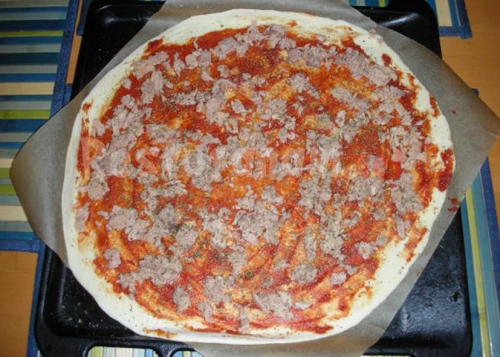 готуємо піцу з тунцем.