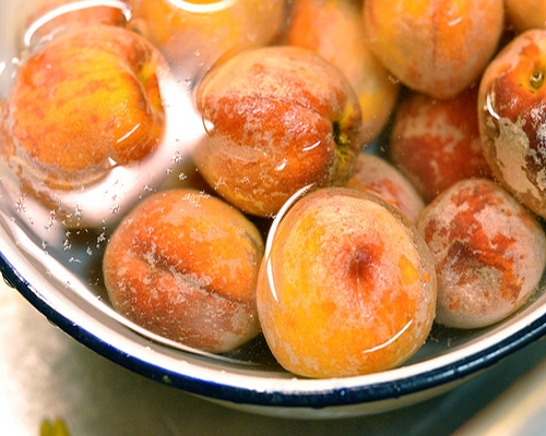 персик у воді