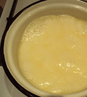 Розтоплюємо вершкове масло