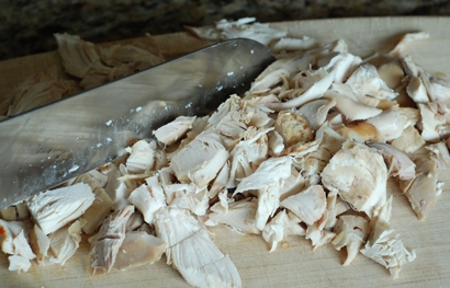 Нарізаємо на шматочки куряче філе