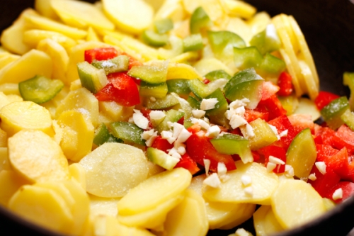 обсмажуємо картоплю і додаємо перець