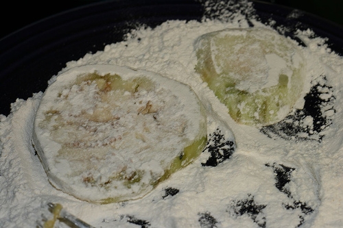 обвалюємо баклажани в борошні