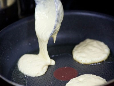 оладки на сковороді