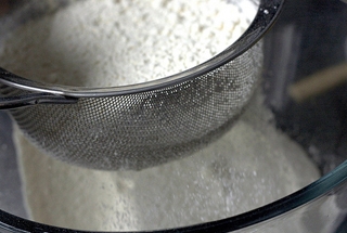 просіваємо борошно