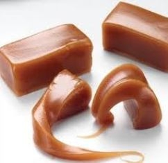 варимо карамель і покриваємо нею пісочний корж