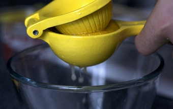 видавлюємо сік лимона