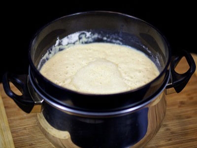 каструля з тестом на столі