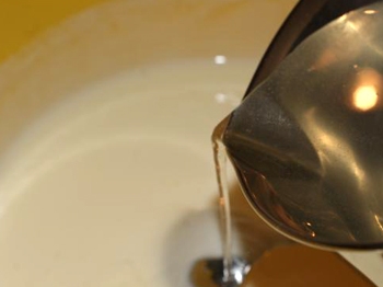 вливаємо рідкий желатин в сметанно-майонезну суміш