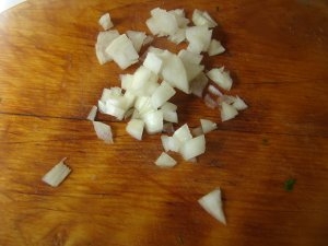 Подрібнюємо цибулю