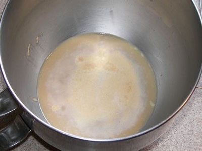 дріжджі в мисці