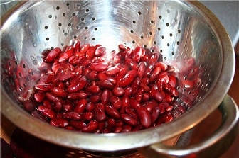 Відкидаємо квасолю на друшляк