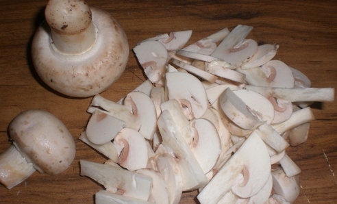 нарізаємо гриби