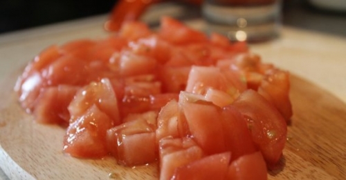 обсмажуємо нарізані помідори