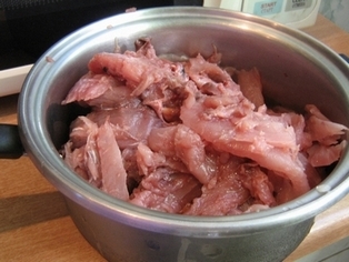 нарізаємо тунець