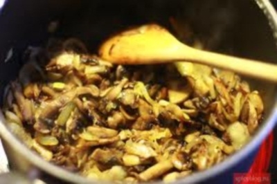 обсмажуємо гриби з цибулею