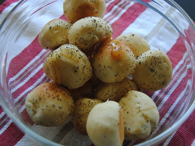 притрушиваем булочки маком