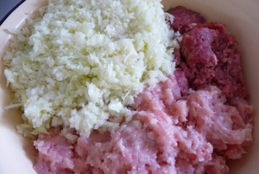 Змішуємо фарш і овочі