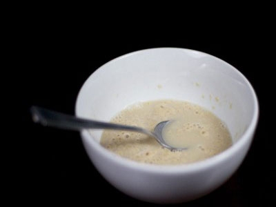 дріжджі в мисці