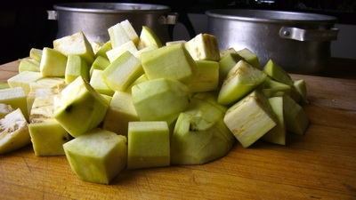 ріжемо баклажани кубиками