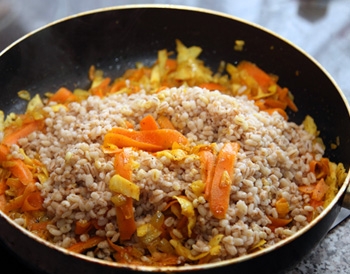 У сковороді готуємо всі інгредієнти страви