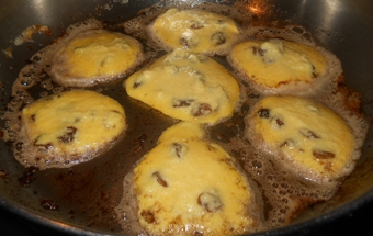 смажимо оладки днією з боку смажимо оладки з одного боку