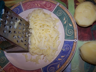 натираємо на тертку картоплю