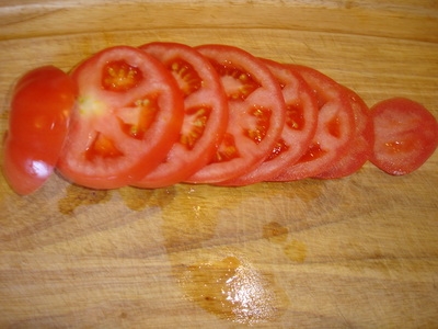 подрібнюємо помідори