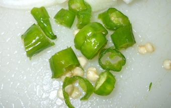 дрібно рубаємо перець чилі