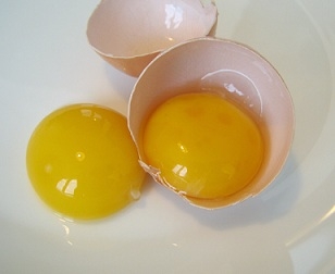 Відокремлюємо жовтки для соусу
