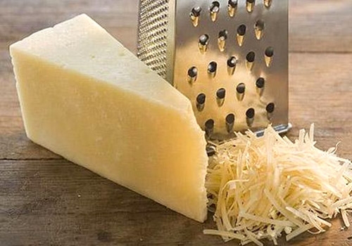 Частину сиру трьом на крупній тертці