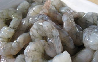 очищаємо креветки від панцира і голови