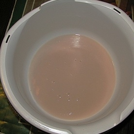 Розчиняємо дріжджі у воді з цукром