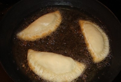 обсмажуємо чебуреки з сиром