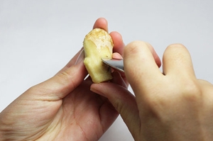 очищаємо від шкірки корінь імбиру