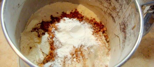 змішуємо борошно з какао