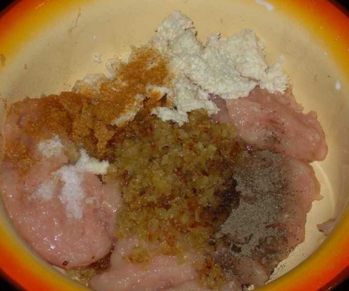 змішуємо всі інгредієнти для фаршу