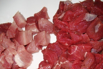 Нарізаємо м'ясо на шматочки