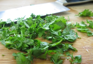 кінзу дрібно рубаємо