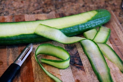 огірки очищаємо від шкірки