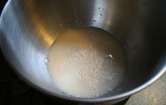 розчиняємо дріжджі у воді