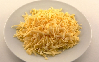 натираємо сир на тертці