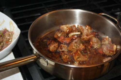 обсмажуємо яловичину на сковороді